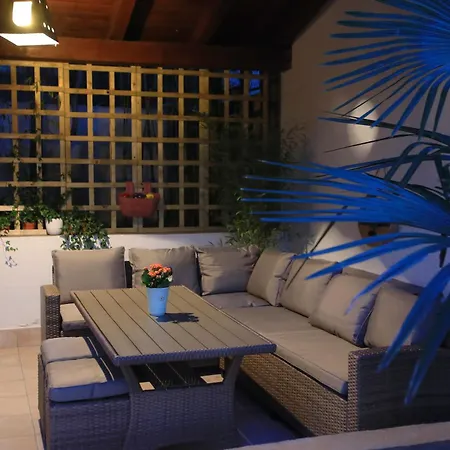 Bamboo Oasis With Terrace In The Garden And Free Parking, * רייקה